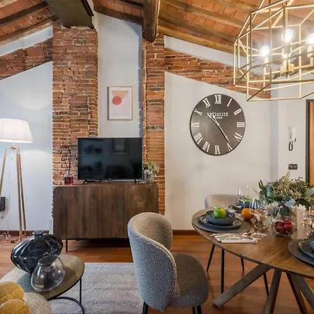 Tuscan Charm In The Heart Of 아파트