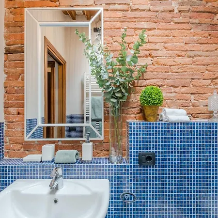 Tuscan Charm In The Heart Of 아파트